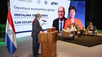 Carlos fernandez se dirije a kristalina en su presentación