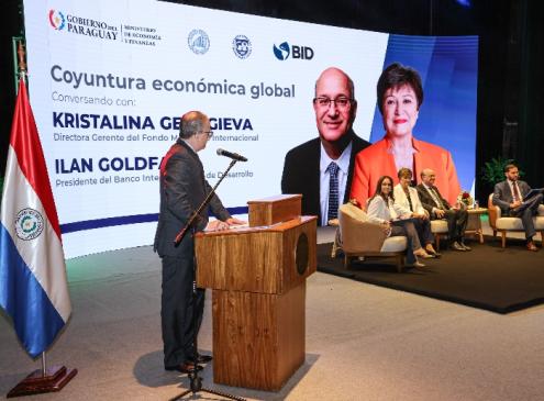 Carlos fernandez se dirije a kristalina en su presentación